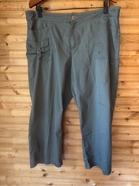 Danskin Now Capri Cargo Olive XL Hiking Casual Athleisure Lightweight Crop